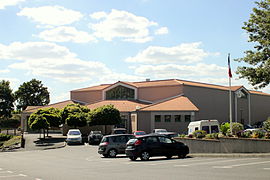 La salle polyvalent vue de l'entrée du parking