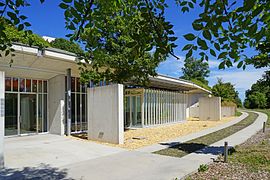 Bâtiment moderne intégré sur le flanc d'une colline.