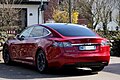 En Tesla Model S me gleesen Taak ön Woningstair.