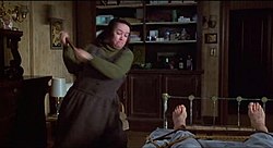 Annie eltöri Paul lábait, hogy többet ne szökhessen ki a szobájából (Kathy Bates és James Caan)