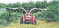 Traktor membawa sprayer, dengan sumber tenaga dari poros PTO