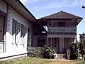 Model anjung berlantai dua Atap Gajah (atap perisai) pada rumah Batu.