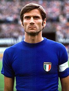 Il calciatore Giacinto Facchetti indossa la classica maglia azzurra