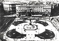 Piazza Duomo in una foto d'epoca: si noti il monumento equestre a Vittorio Emanuele II